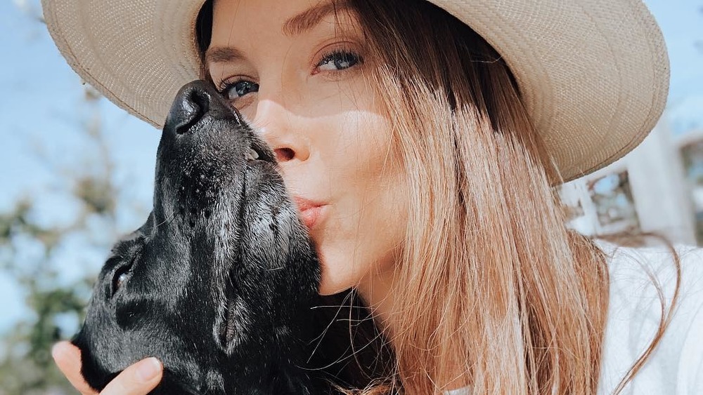 Kelly Travis kissing a dog