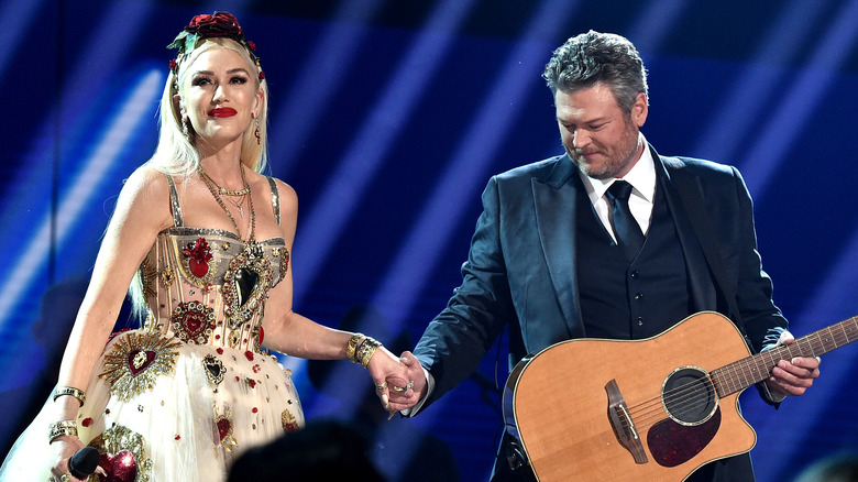 Gwen Stefani and Blake Shelton holding hands 