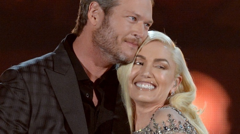 Blake Shelton Gwen Stefani hugging