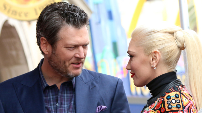 Blake Shelton glaring at Gwen Stefani 