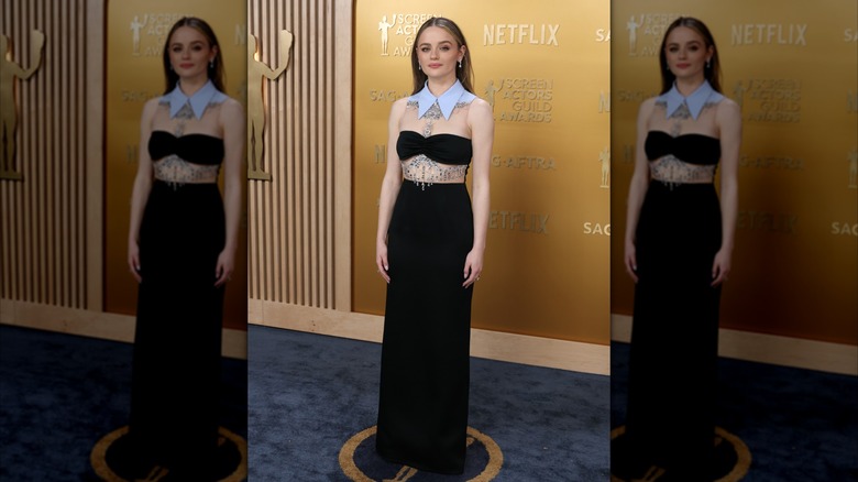 Joey King posing at the 31st Annual Screen Actors Guild Awards at Shrine Auditorium and Expo Hall