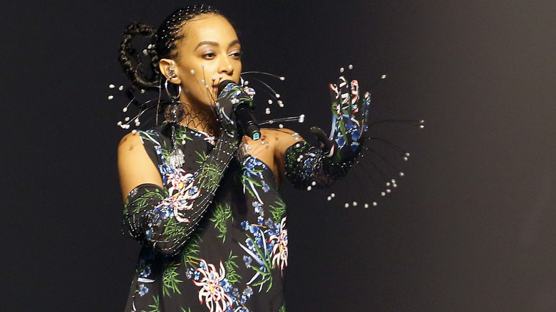 Solange Knowles performing