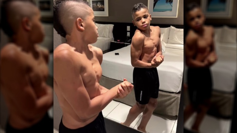 Cauzinho Neto shows off his muscles in the mirror 