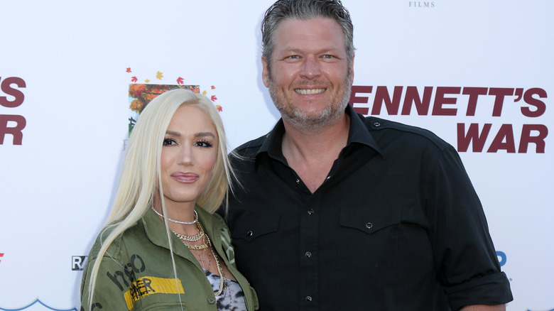 Gwen Stefani and Blake Shelton posing