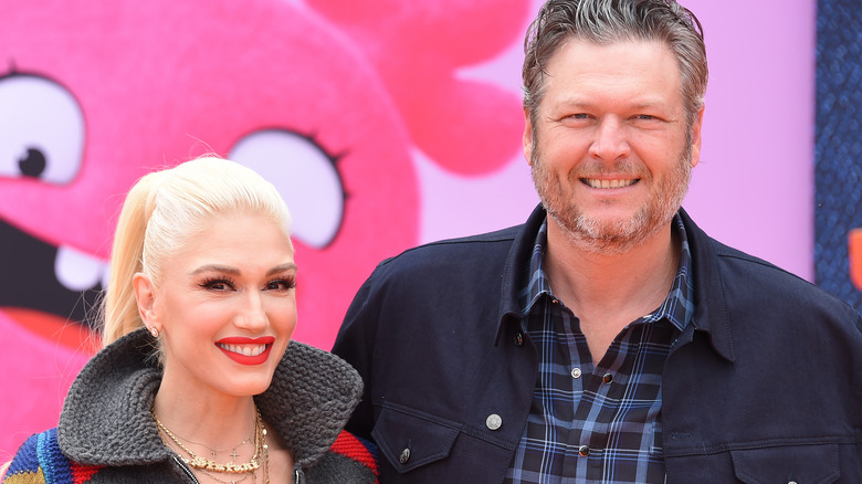 Gwen Stefani and Blake Shelton posing