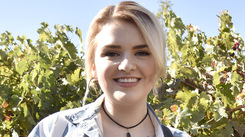 Maddie Poppe performing at a vineyard in Napa, California in 2019