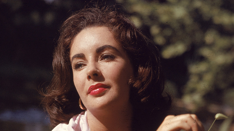 Elizabeth Taylor posing