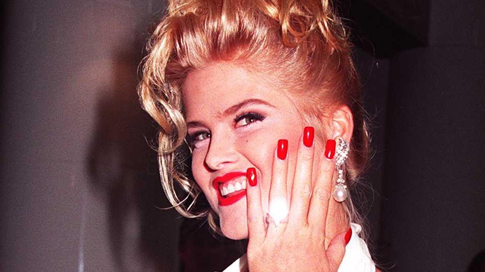 Anna Nicole Smith flashing wedding ring