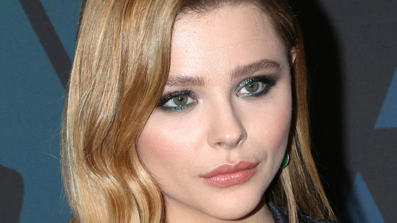 Chloë Grace Moretz posing for cameras