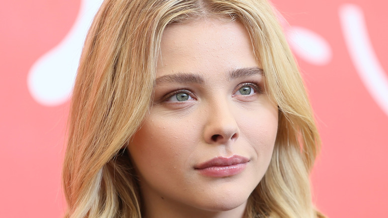 Chloë Grace Moretz posing for cameras