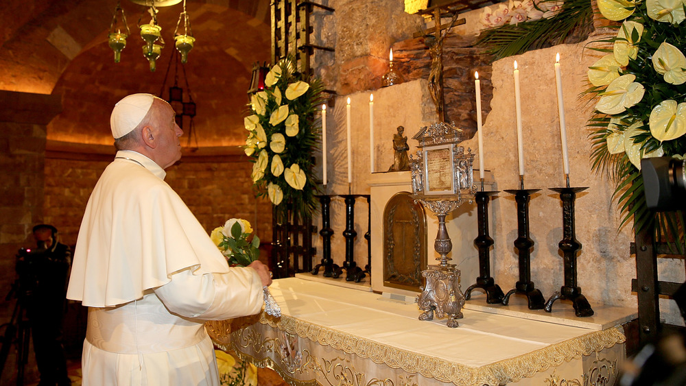 Pope Francis visiting tomb