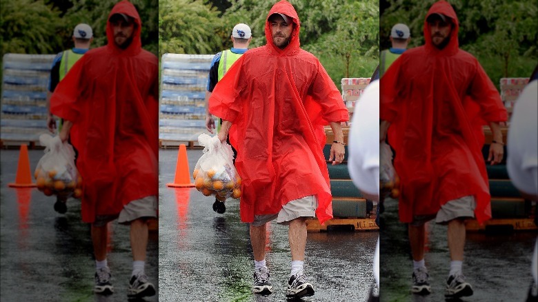 Luke Perry delivers food to Nashville flood victims 