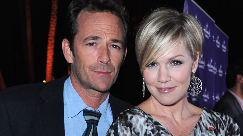 Luke Perry and Jennie Garth pose together