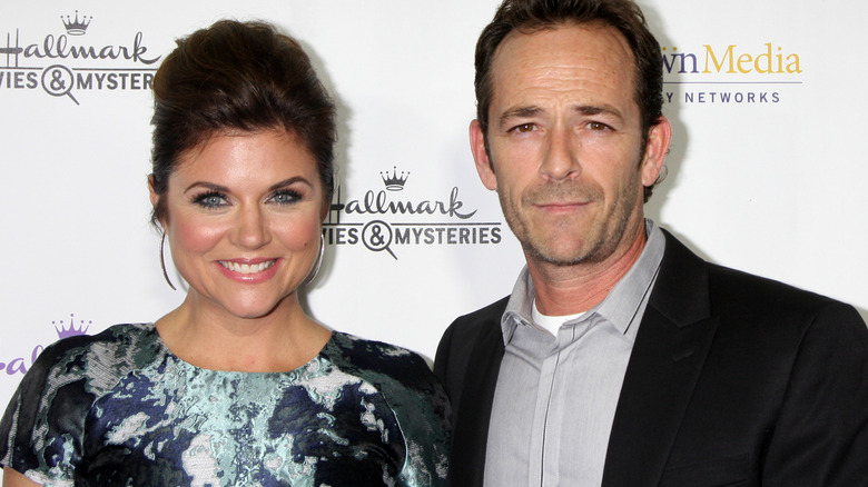 Tiffani Thiessen and Luke Perry on a red carpet