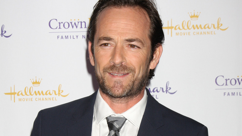 Luke Perry on a red carpet