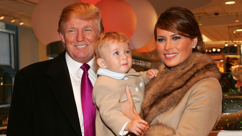 Donald Trump, Barron Trump, Melania Trump posing