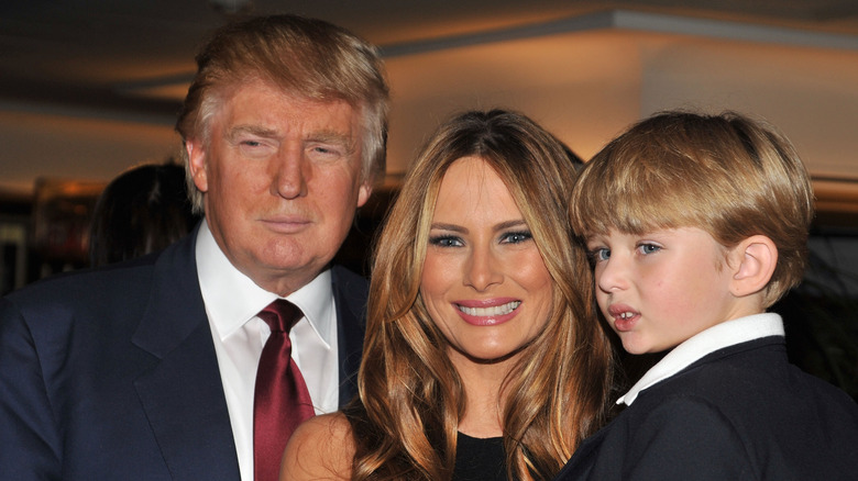 Donald Trump, Melania Trump, and young Barron Trump posing