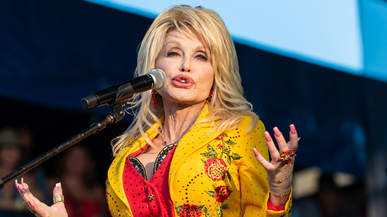 Dolly Parton performing