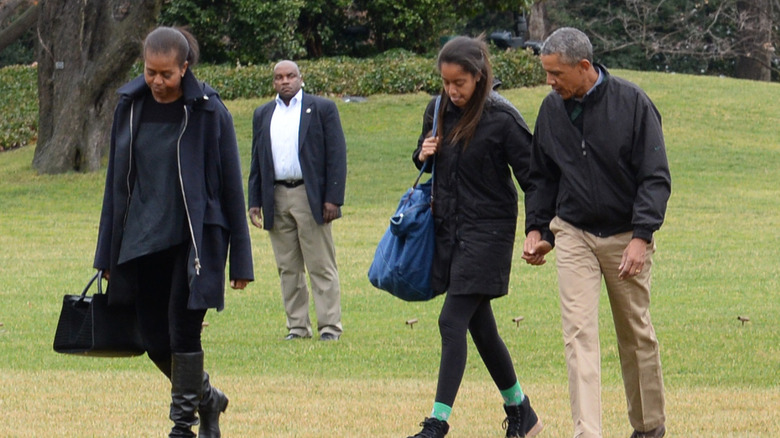 The Obamas watched by Secret Service member