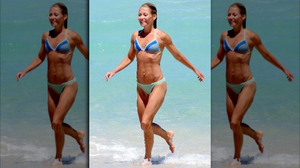Kelly Ripa shows off her abs on a Miami beach in 2009