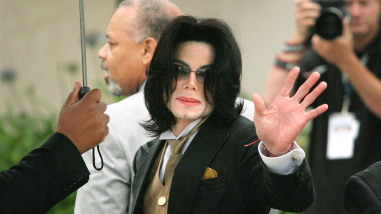 Michael Jackson waving to supporters during his trial