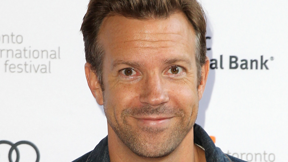 Jason Sudeikis gives a small grin on the red carpet