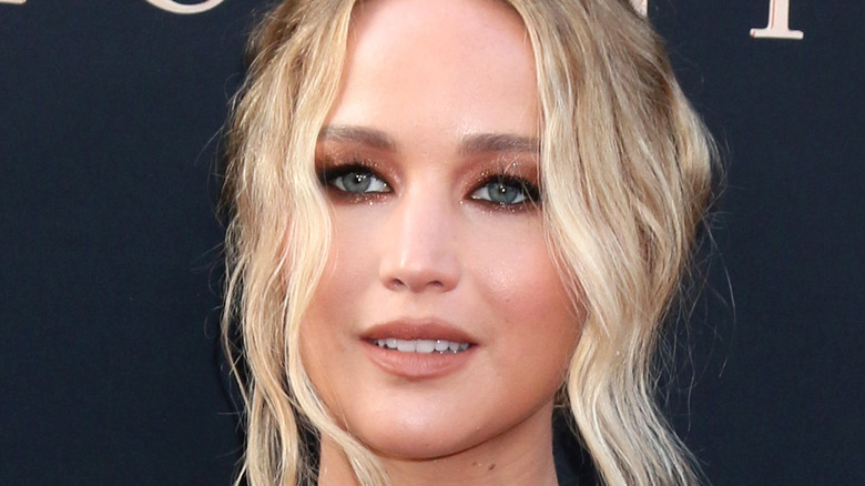 Jennifer Lawrence sparkly eyeshadow wavy hair