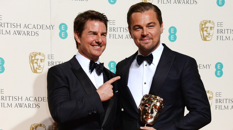 Tom Cruise pointing at Leonardo DiCaprio