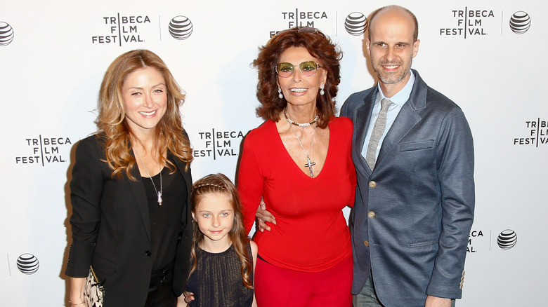 Sasha Alexander and Edoardo Ponti pose with their daughter Lucia and Sophia Loren