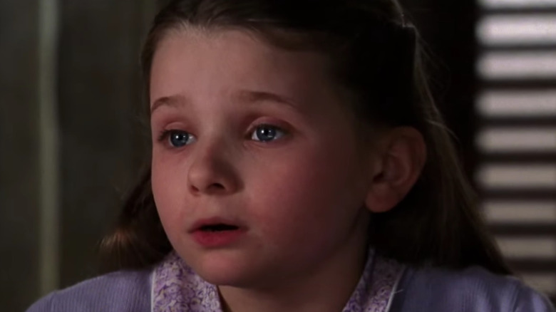 A young Abigail Breslin begins to get emotional while being questioned about her parents on "Law & Order: SVU"