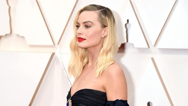 Margot Robbie posing from side on red carpet