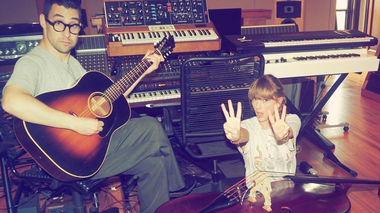 Taylor Swift no makeup studio