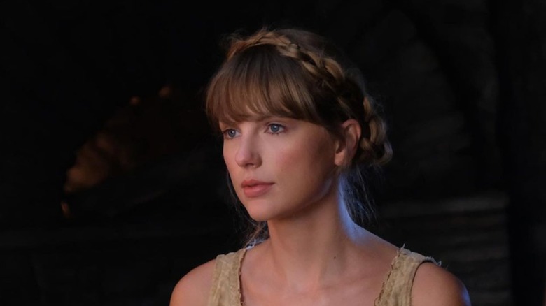 Taylor Swift makeup-free plaited hair