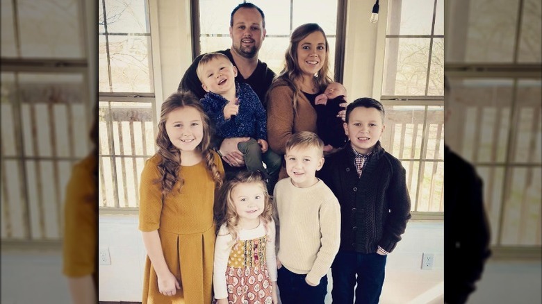 Anna Duggar, Josh Duggar and their kids posing