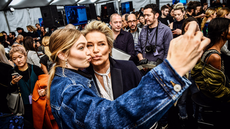 Gigi Hadid, Yolanda Hadid posing