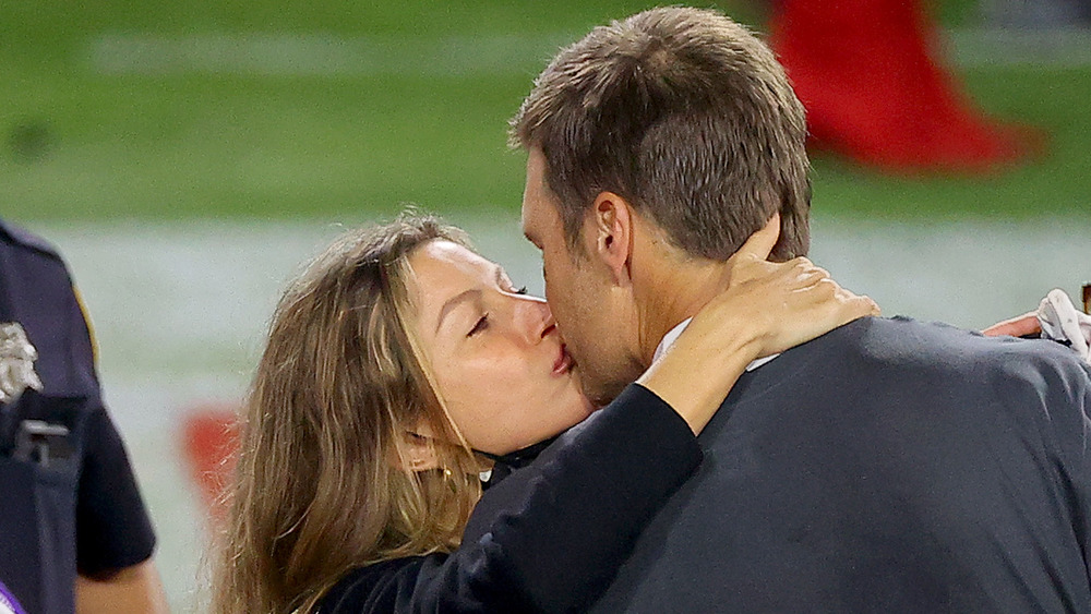Gisele Bundchen and Tom Brady kissing