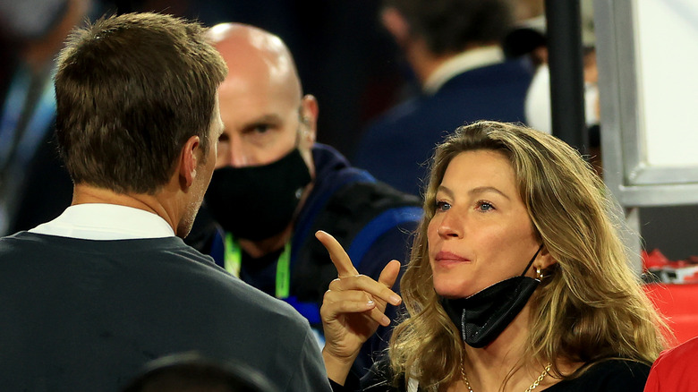 Gisele Bündchen pointing at Tom Brady