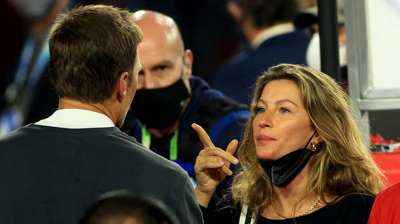 Gisele Bündchen pointing at Tom Brady