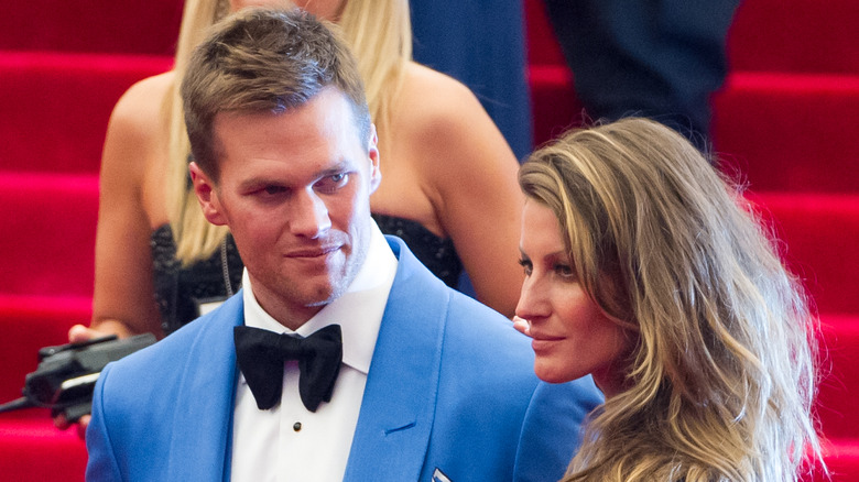 Tom Brady looking at Gisele Bündchen