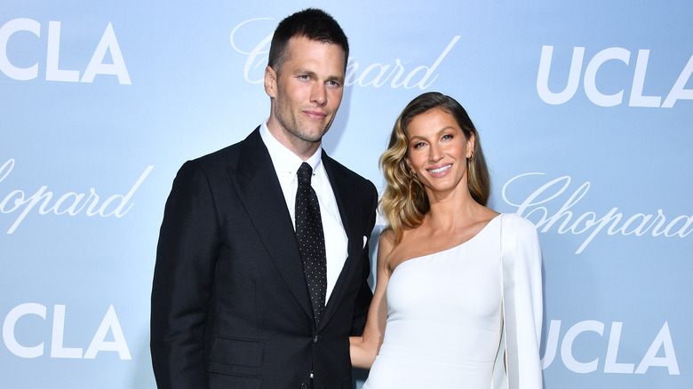 Tom Brady and Gisele Bündchen posing for a picture