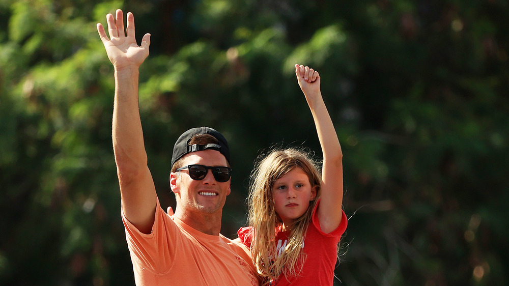 Tom Brady waves with his daughter Vivian at Super Bowl parade 