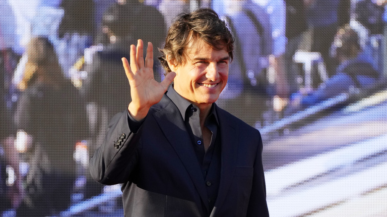 Tom Cruise waving at premiere