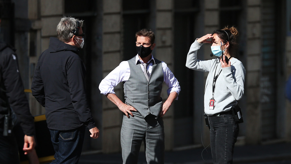 Tom Cruise speaking with crew