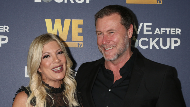 Tori Spelling and Dean McDermott smile 