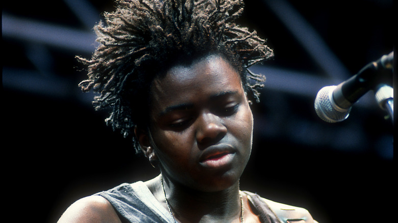 Tracy Chapman short dreads singing