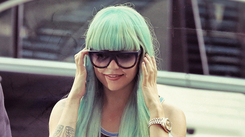 Amanda Bynes in a green wig and sunglasses