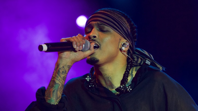 August Alsina singing on stage