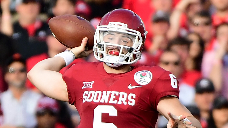 Baker Mayfield playing football for Oklahoma