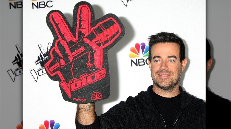 Carson Daly with a The Voice foam finger