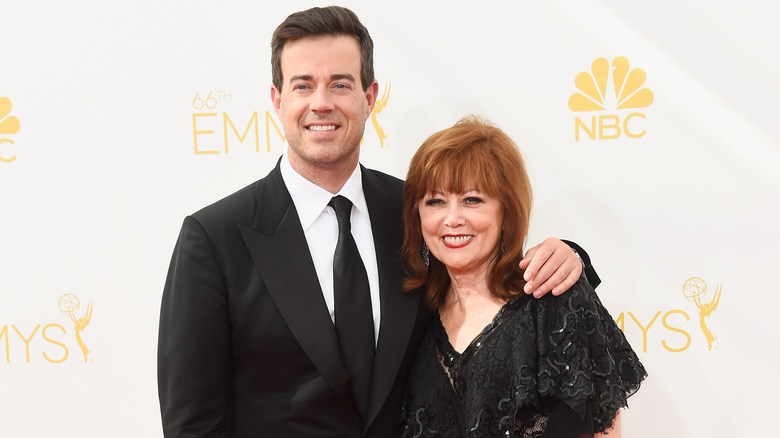 Carson Daly and his mom pose on a red carpet